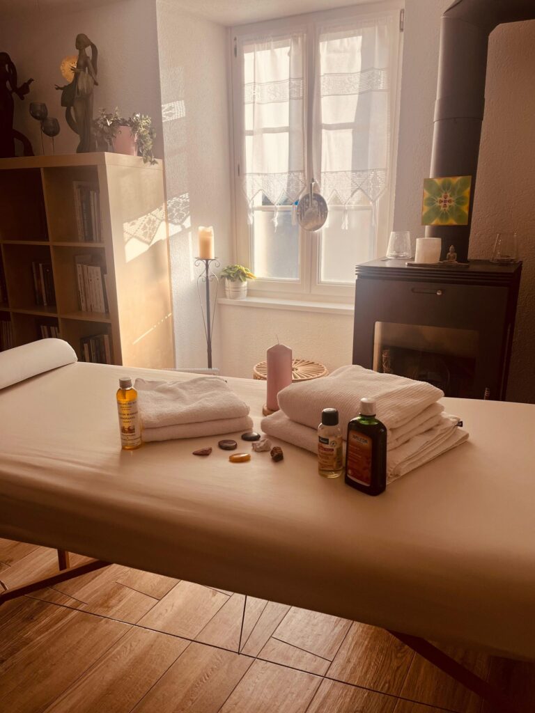 Le cabinet de massage, huiles et pierres